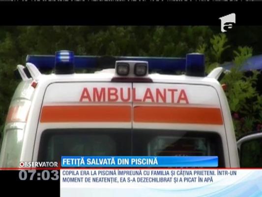 Fetiță salvată din piscină