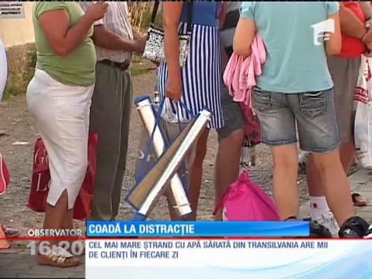 Coadă la ştrandul cu apă sărată din Praid