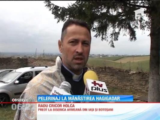 Suceava: Sute de armeni au urcat în genunchi până la mănăstirea Hagigadar