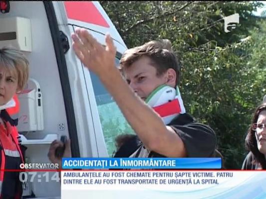 O dubă scăpată de sub control a intrat într-un cortegiu funerar