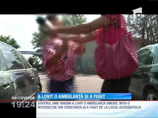 A lovit o ambulanţă și a fugit