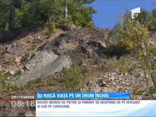 Sute de oameni îşi riscă viaţa pe un drum închis