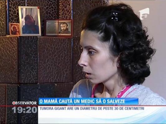 O mama caută un medic să o salveze