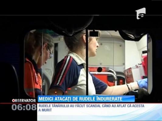 Medici atacați de rudele îndurerate