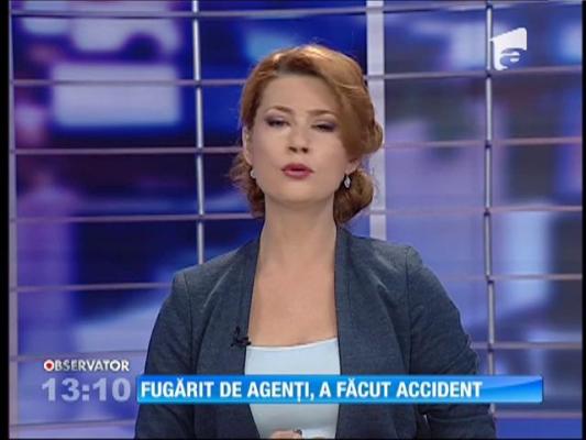 Accident spectaculos în Timişoara! Un şofer urmărit de poliţişti a pierdut controlul volanului şi a rămas suspendat pe liniile de tramvai