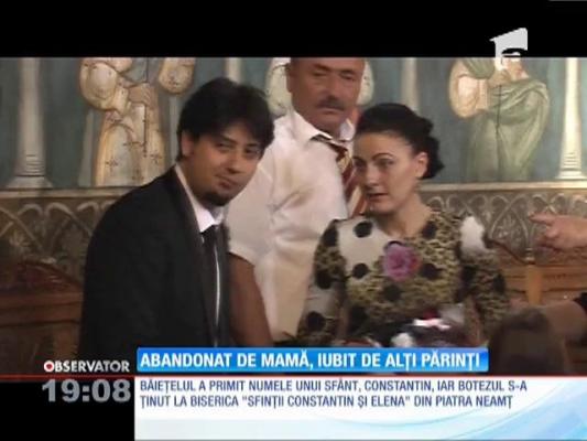 Bebeluşul abandonat pe o bancă și-a găsit o nouă familie