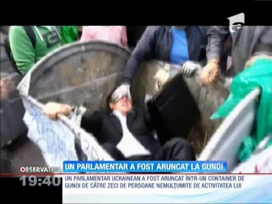 Un parlamentar a fost aruncat la gunoi