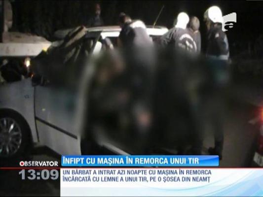 Şofer înfipt cu maşina în remorca unui TIR