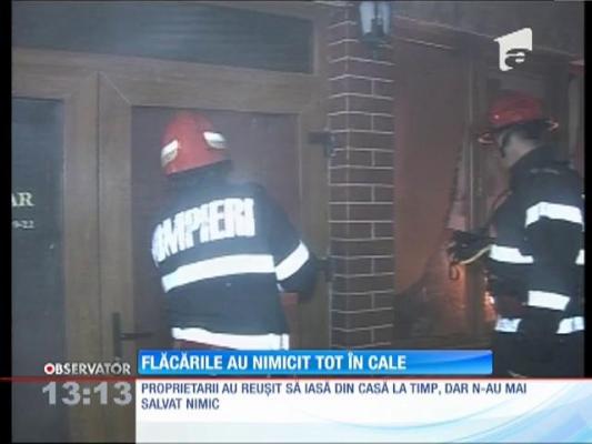 Clipe de groază pentru o familie din Timiş după ce restaurantul dar şi vila lor au luat foc