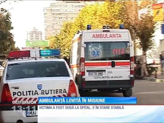 O ambulanţă care se afla în misiune a fost lovită de un autoturism