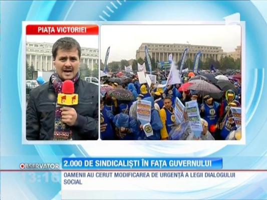 2.000 de sindicalişti protestează în faţa Guvernului