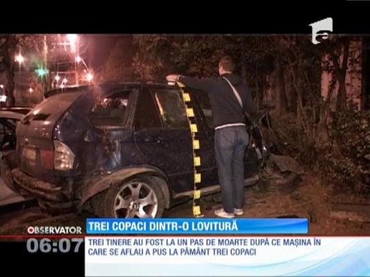 A doborât 3 copaci şi a distrus o maşină parcată, din cauza vitezei