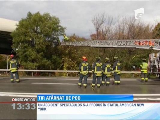 TIR atârnat de un pod, în urma unui accident