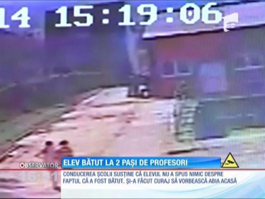 Imagini șocante! Elev bătut la doi pași de profesori