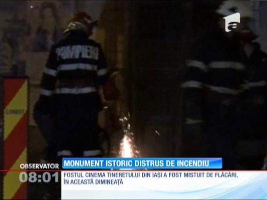 Un monument istoric din Iaşi a fost cuprins de flăcări