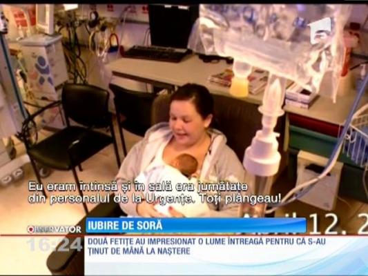 Două fetițe au impresionat o lume întreagă pentru că s-au ținut de mână la naștere