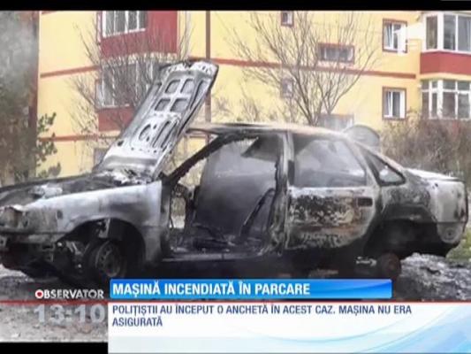 O maşină a fost incendiată intenţionat într-o parcare din Reşiţa
