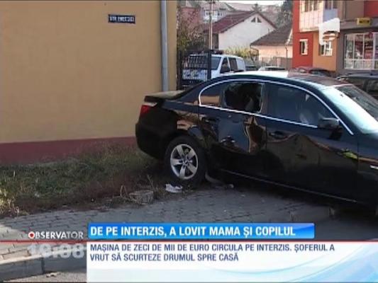 Spulberaţi pe trotuar de un bolid de lux