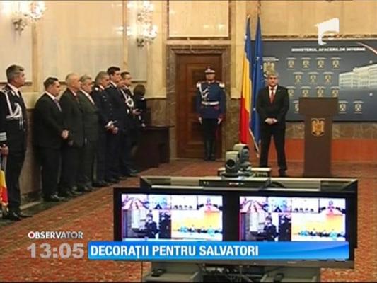 Decorații pentru polițiștii-salvatori din Sibiu
