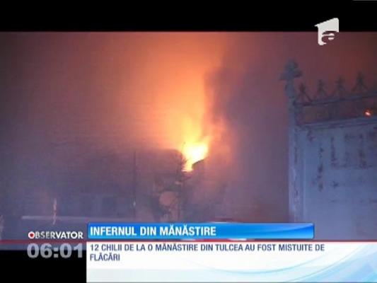 12 chilii de la o mănăstire din Tulcea, mistuite de flăcări