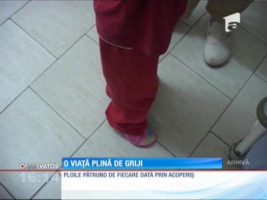 Îşi creşte fetiţa de un an într-o baracă de lemn