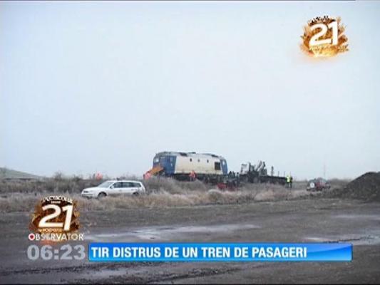 Un tren de pasageri a spulberat TIR în Albă