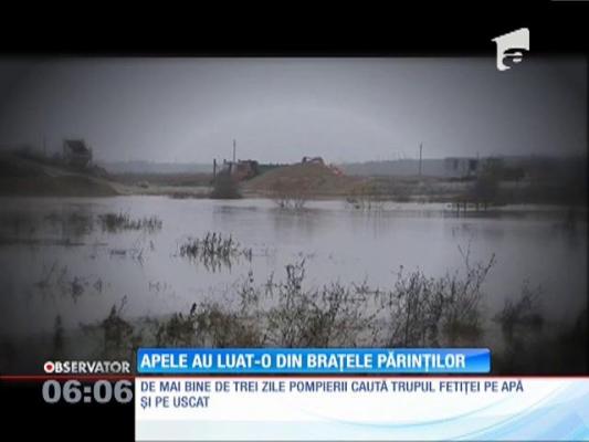 Copilă luată de ape din brațele părinților