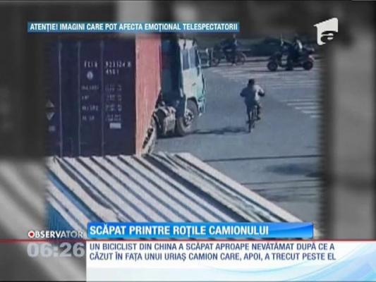 Un biciclist chinez a scăpat cu viață, după ce un camion a trecut peste el