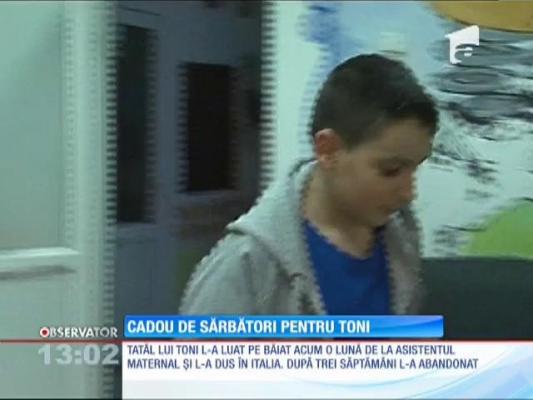 O familie pentru băiețelul abandonat în Ajun
