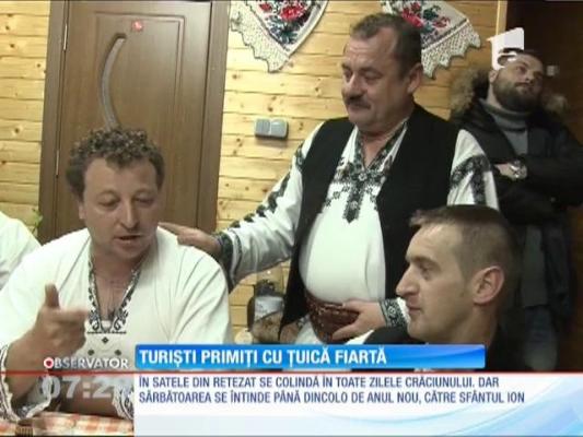 Turiști primiți cu țuică fiartă