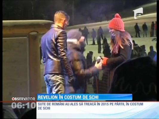 Turiştii de la munte au petrecut Revelionul în costum de schi
