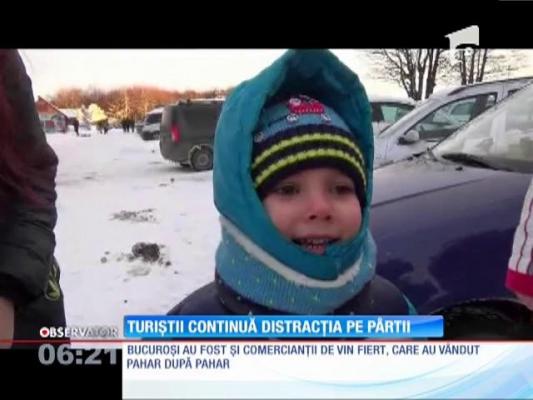 Turiştii îşi continua distracţia pe pârtiile din staţiunile montane