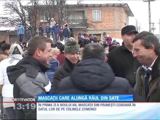 Mascaţii care alungă răul din sate