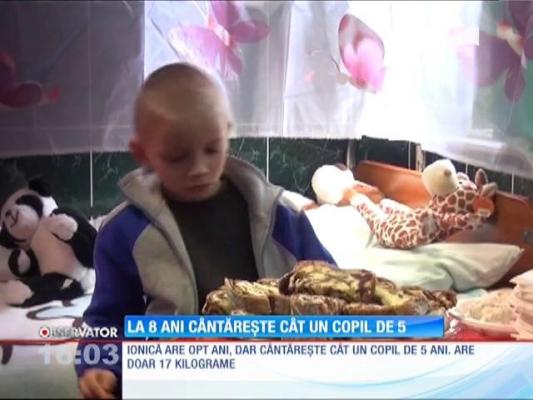 La 8 ani cântăreşte cât un copil de 5 ani