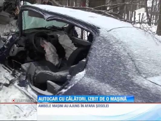 Autocar cu călători, izbit de o mașină