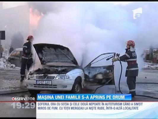 Maşina unei familii a luat foc în mijlocul drumului
