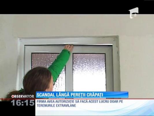 Scandal lângă pereți crăpați