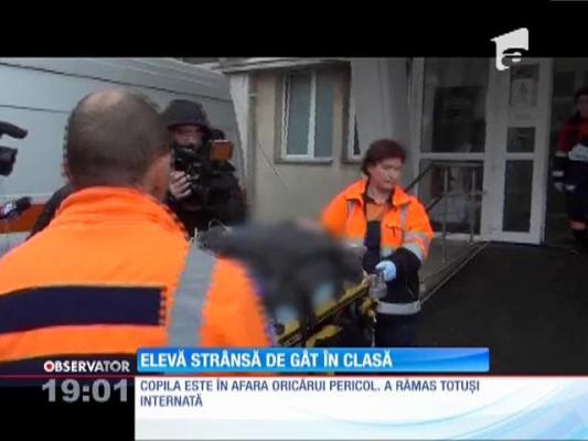 Update / Elevă strânsă de gât de un coleg de clasă