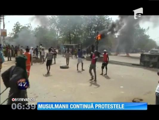 Musulmanii continuă protestele violente