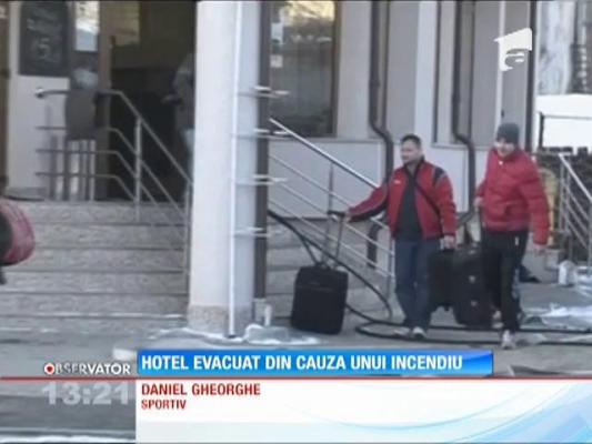 Hotel evacuat din cauza unui incendiu