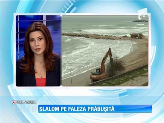 Pericol pe faleza din Eforie Nord! Un crater imens s-a format acolo după ce pământul a luat-o la vale