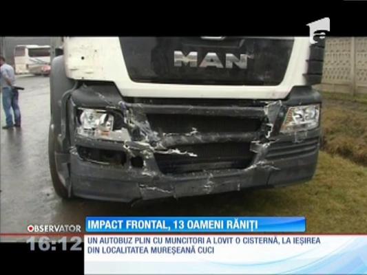 Impact frontal cu cisternă de lapte! 13 oameni au fost răniți