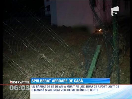 Un bărbat şi-a pierdut viaţa la câţiva metri de casă, după ce a fost lovit de o maşină scăpată de sub control.