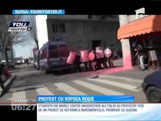 Studenţii italieni au aruncat cu vopsea în polițisti, în semn de protest faţă de un proiect de reformă a învăţământului