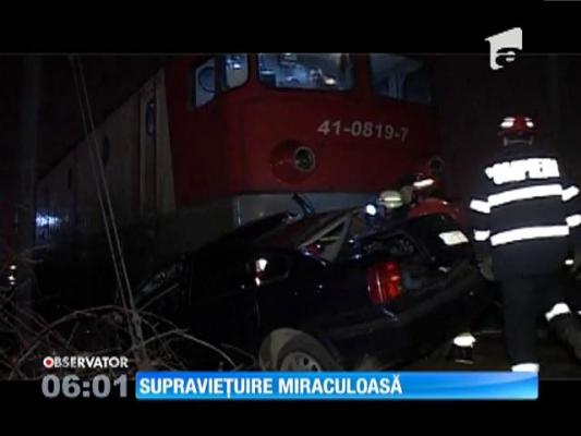 Mașină spulberată de locomotiva unui tren