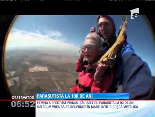 În loc să sufle în lumânări, o bătrână din Africa de Sud a sărit cu paraşuta în ziua în care a împlinit o sută de ani