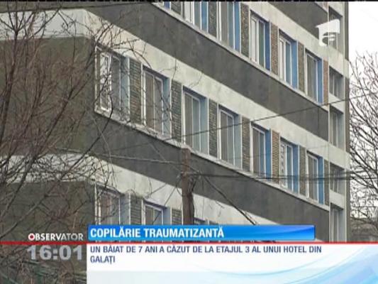 Un băiețel de 7 ani a căzut de la etajul 3 în timp ce mama lui se prostitua!