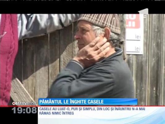 Pământul le înghite casele