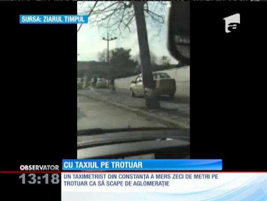 Revoltător! Cu taxiul pe trotuar