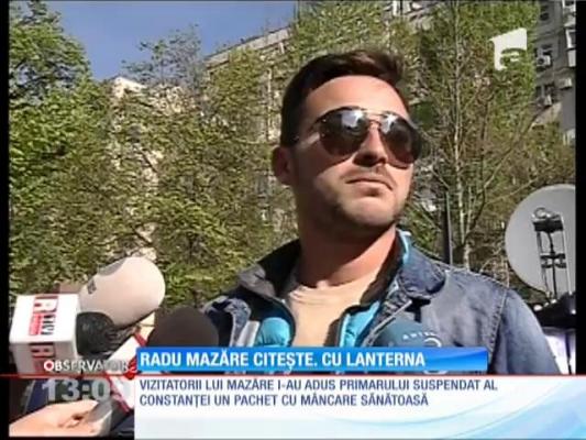 Radu Mazăre citeşte cu laterna